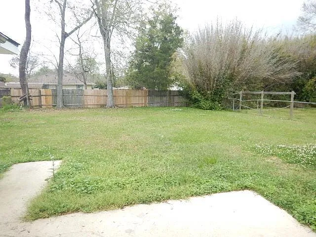 3 bed, 1.0 bath, 1200 sqft, $1,450 — Photo 3