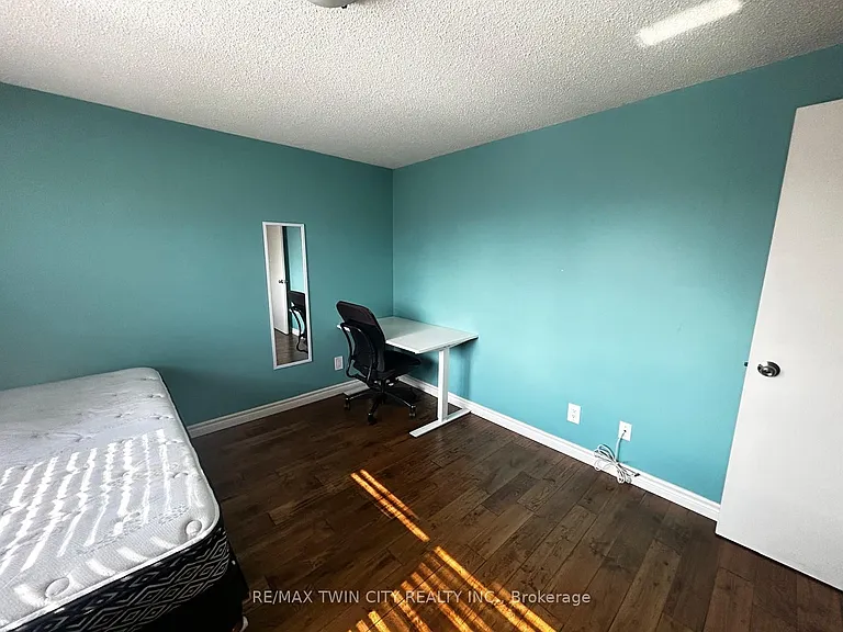 254 Camille Cres — Photo 15