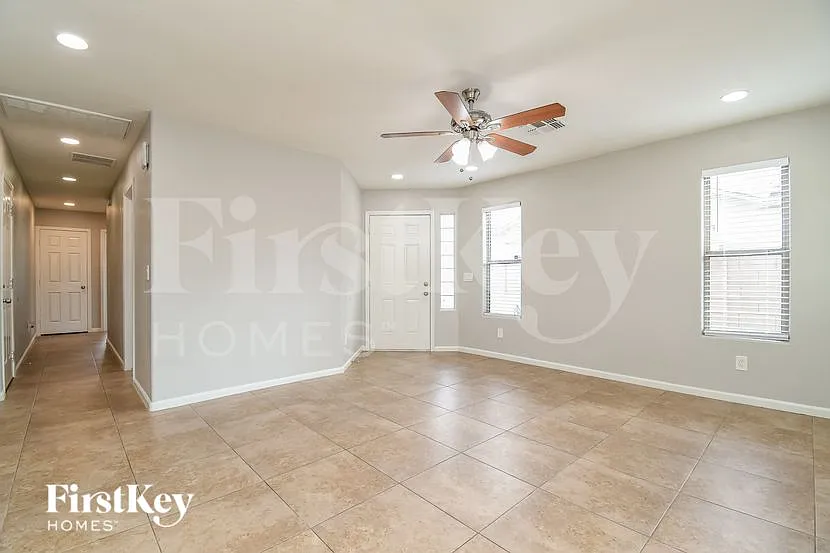 3 bed, 2.0 bath, 1124 sqft, $2,230 — Photo 3
