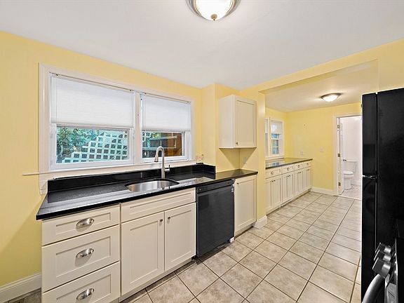 4th image of 3 Revere Ct