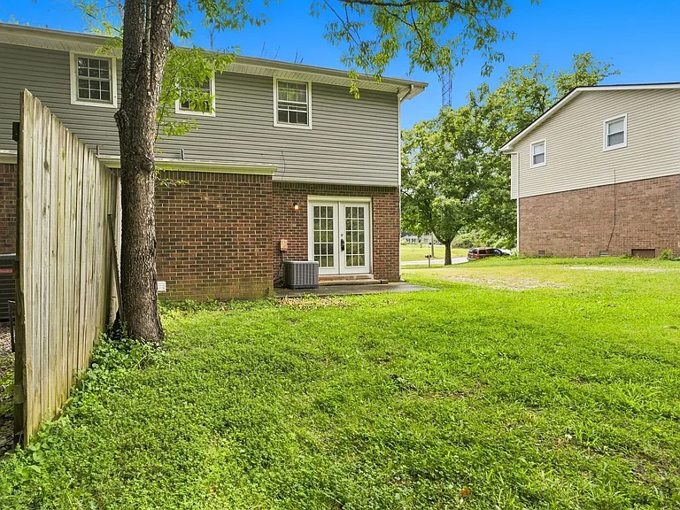 758 McPherson Dr — Photo 30