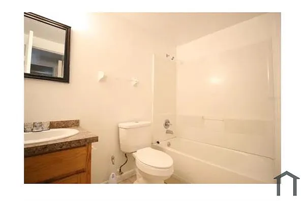Building Photo - 3205 SW 26th Way #C