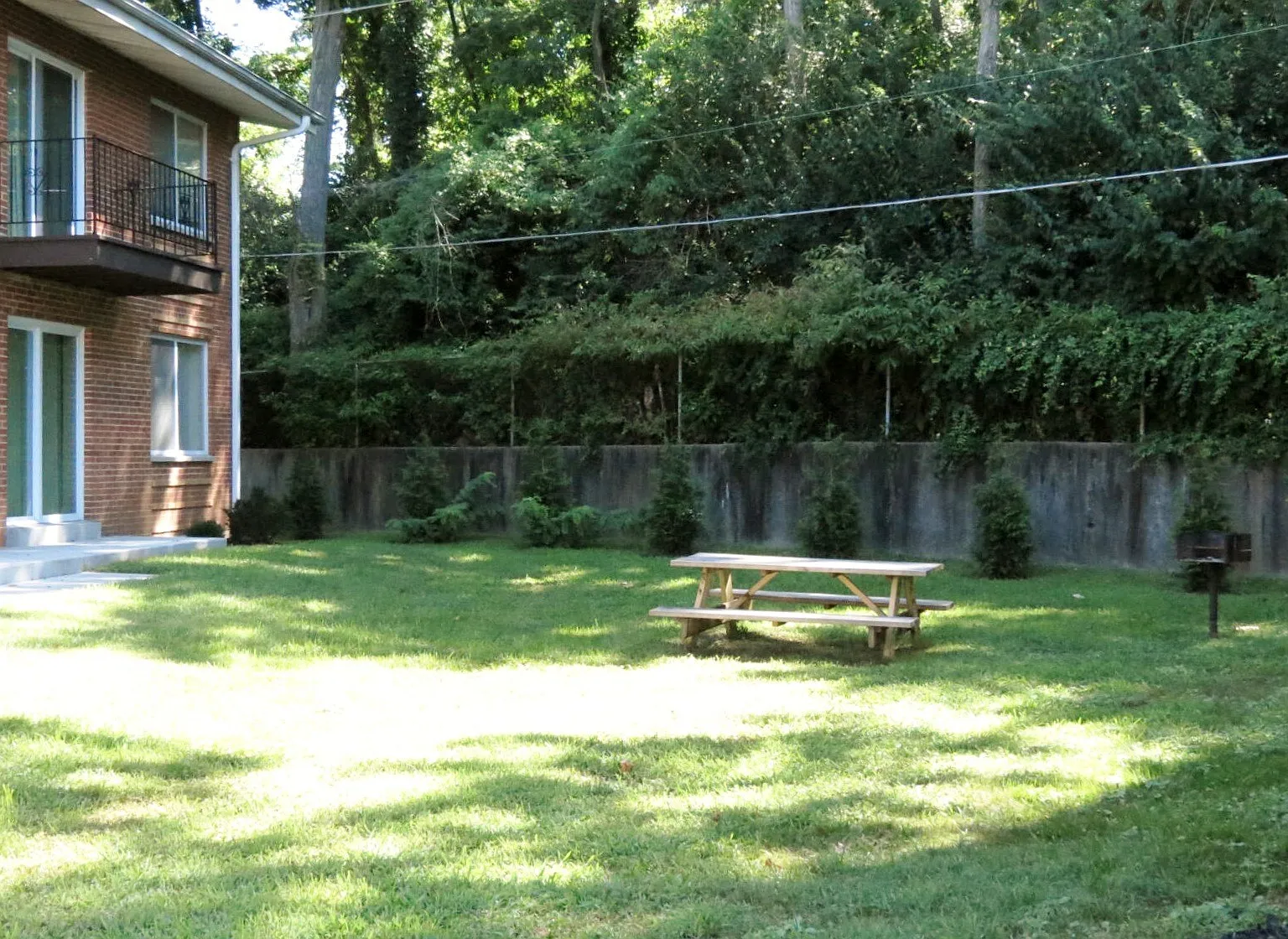 University Villa Apartments — Photo 3
