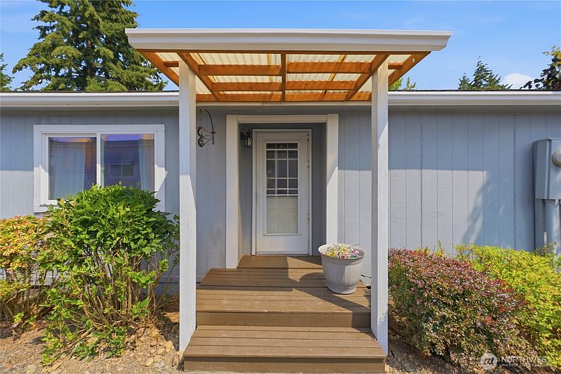 3rd image of 10015 189th Street E