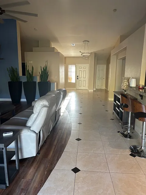 4 bed, 2.5 bath, 2563 sqft, $4,220 — Photo 4