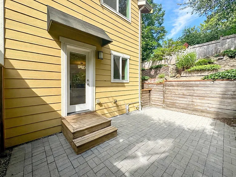 15 W Florentia St — Photo 23