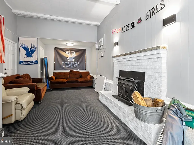 1321 Rowe St #C — Photo 14