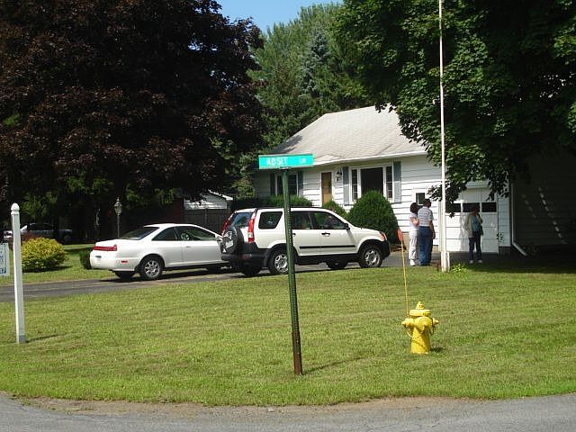 1st image of 6 Manchester Dr