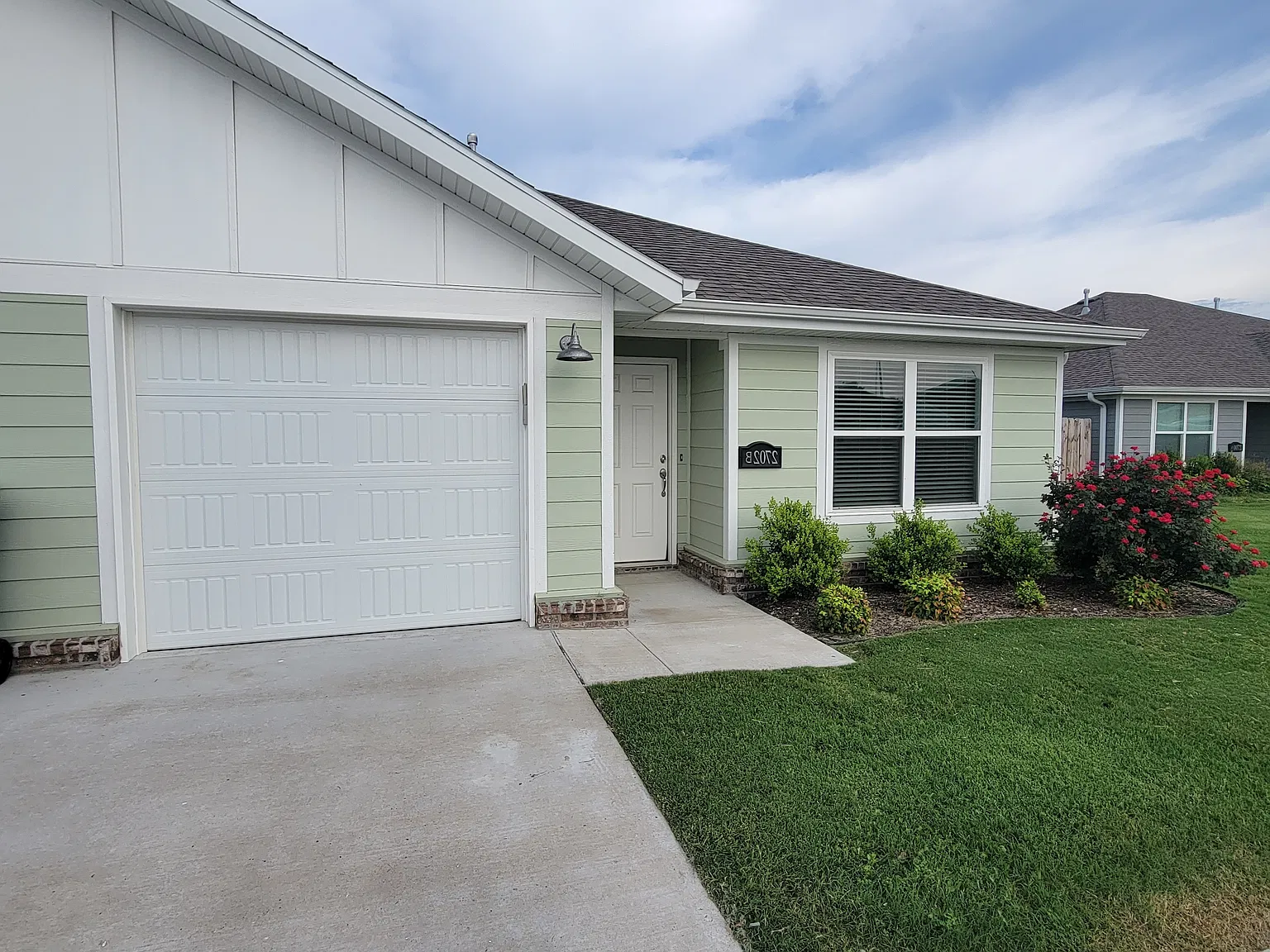 3 bed, 1256 sqft, $1,350 — Photo 1