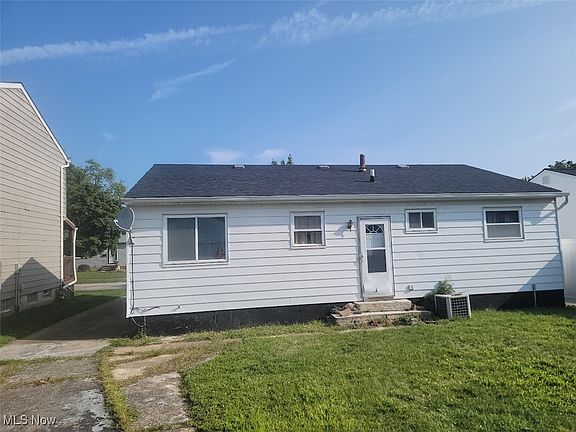 3rd image of 871 Pelley Dr