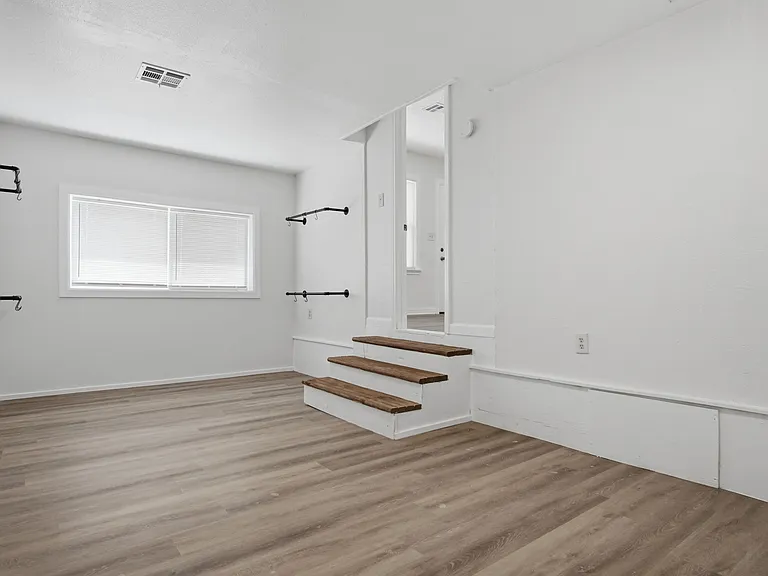1237 Staton Dr — Photo 2