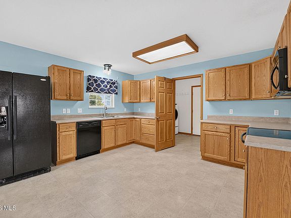 5th image of 557 Sky Way Dr