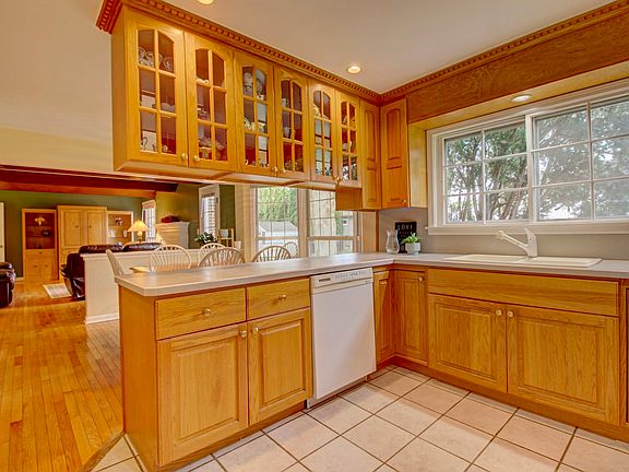 2nd image of 853 Dorset Dr
