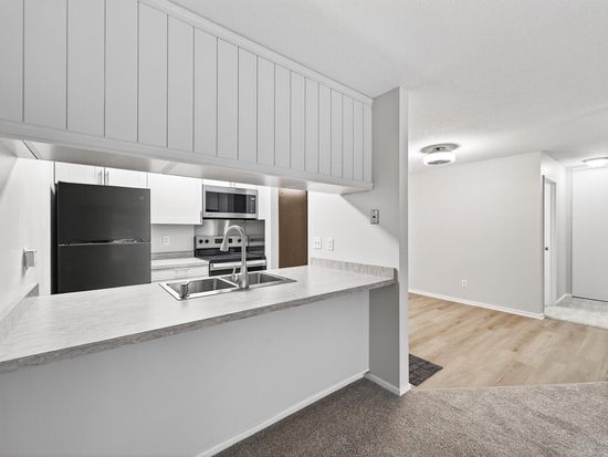 2800 Hamline Ave N APT 303, Roseville, MN 55113