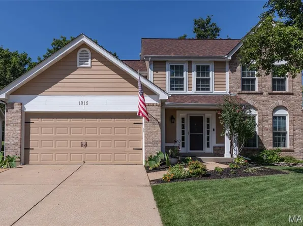 1915 Fox Pointe Dr, Arnold, MO 63010