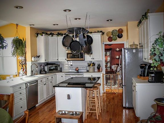 4th image of 599 Lunns Way