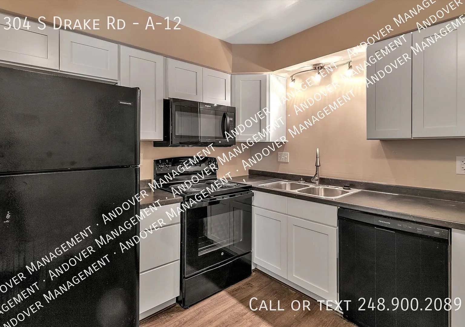 Country Club Park Apartments - Balcony — Photo 1