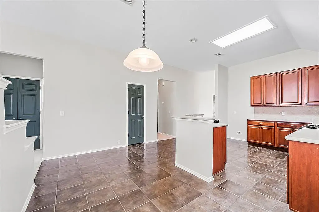 4 bed, 1969 sqft, $2,300 — Photo 2