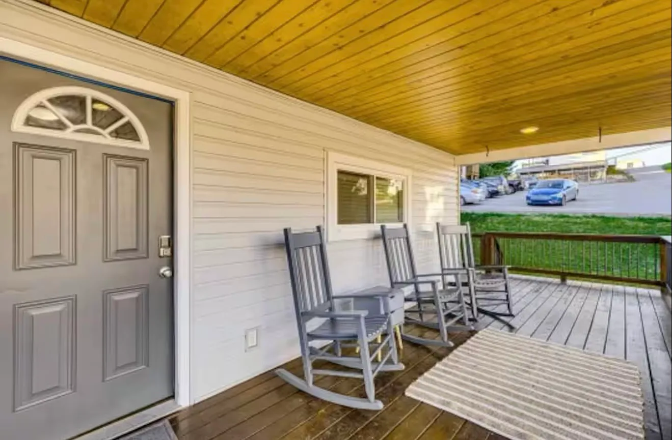 1108 Valley View Ave — Photo 1