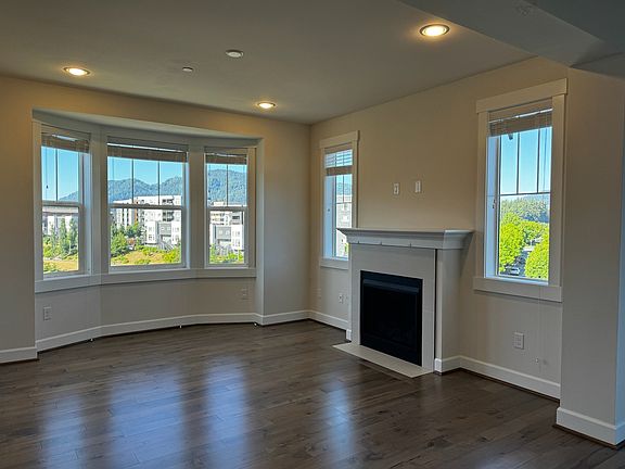2nd image of 1332 Williamsburg Walk NE