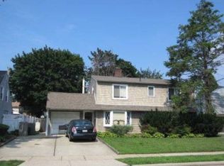 36 Wheelwright Ln, Levittown, NY 11756