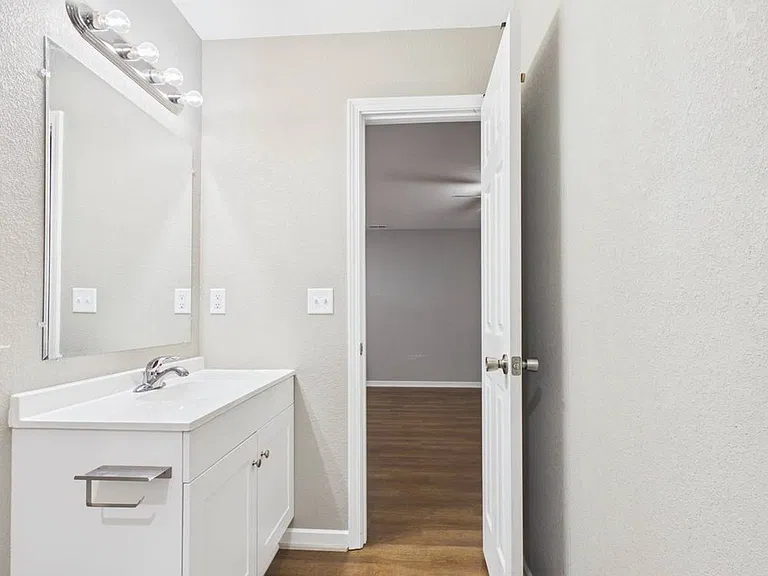 306 W Market St — Photo 13