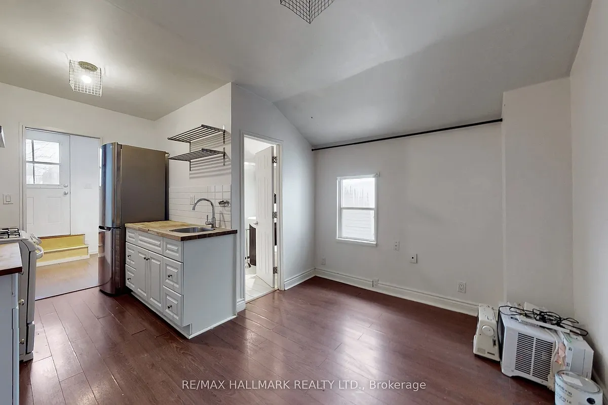 Building Photo - 557 Parliament St #1