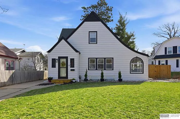 2120 Bradfield Dr — Photo 1