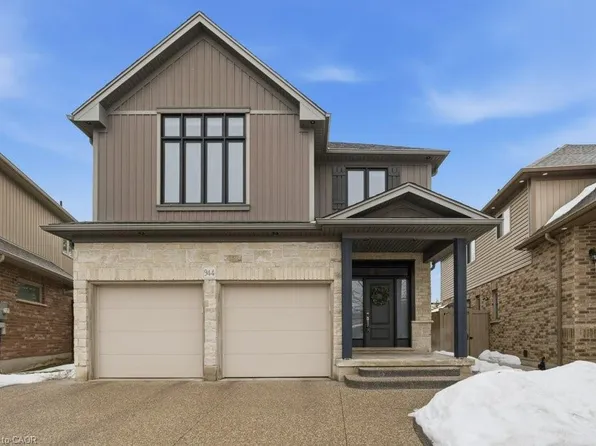 944 Pioneer Grove Ct, Kitchener, ON N2P 0B2