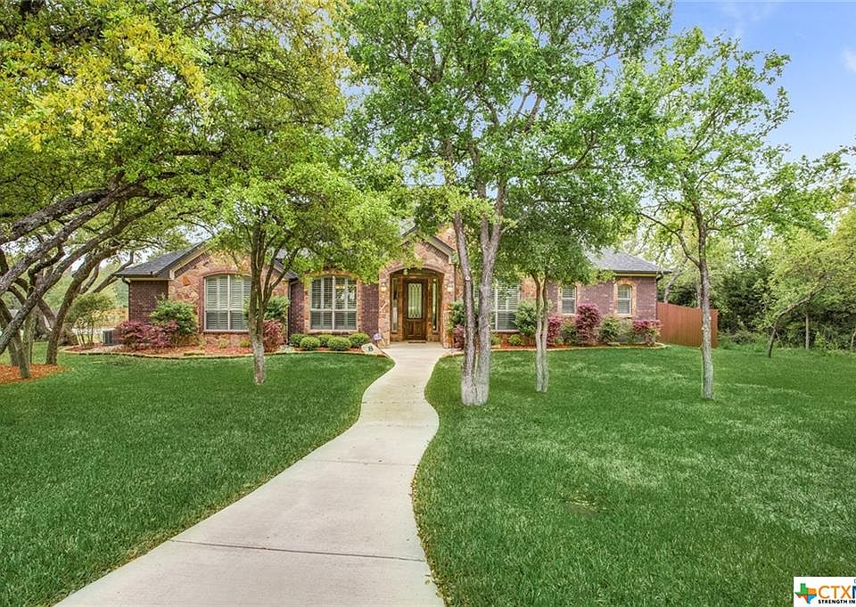 1st image of 8 Vista De Luna Ln
