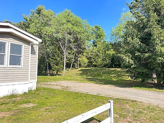 Driveway with side yard 