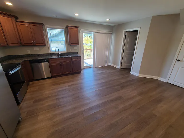 803 Belfast St — Photo 4