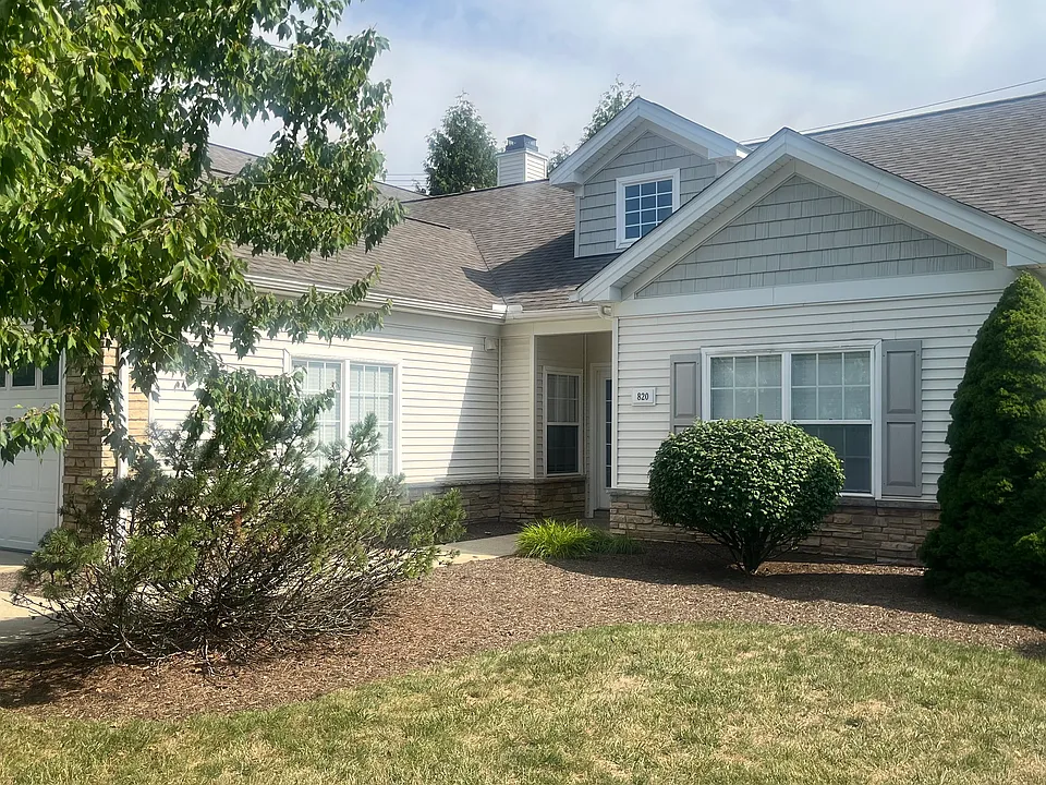 820 Magnolia Oval