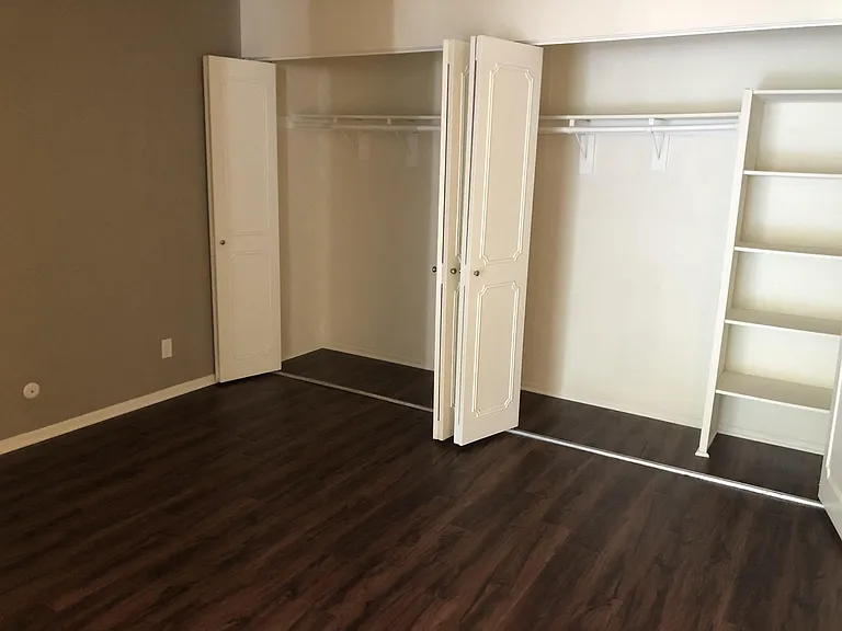 Versailles on the Lake Apartments — Photo 82