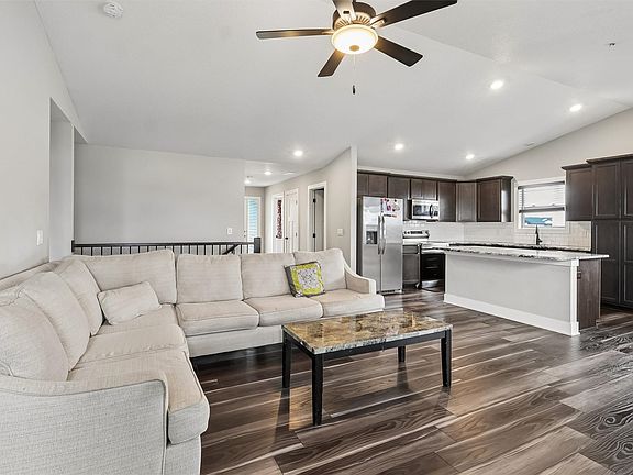 5th image of 706 NE Country Meadow Dr