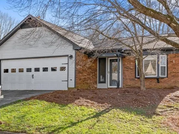 712 Woodbury Knolls Dr, Winston Salem, NC 27104