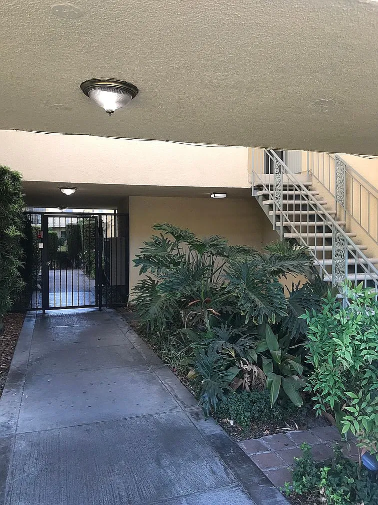 1148 W Huntington Dr — Photo 3