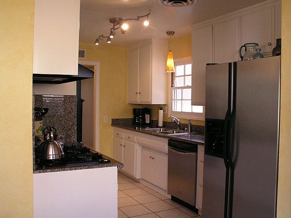 Kitchen w/ Granite cntrs.