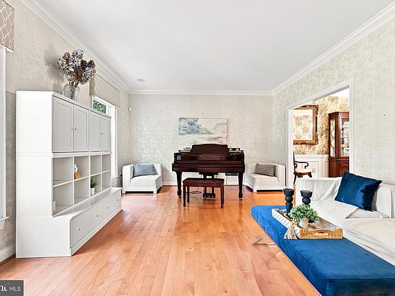 5th image of 135 Burgundy Cir