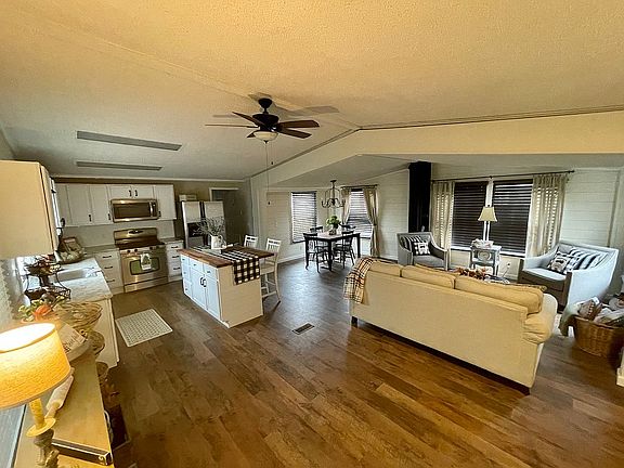 5th image of 102 Burgundy Cir