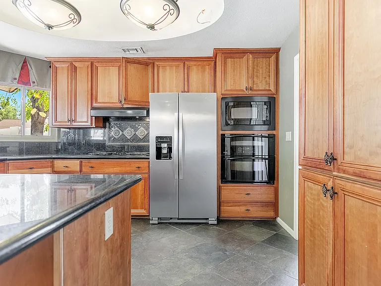 1820 E Jasmine Cir — Photo 3