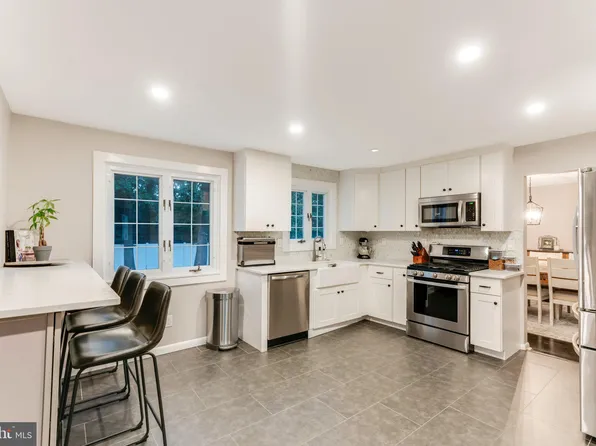 38 Charter Oak Ln, Marlton, NJ 08053
