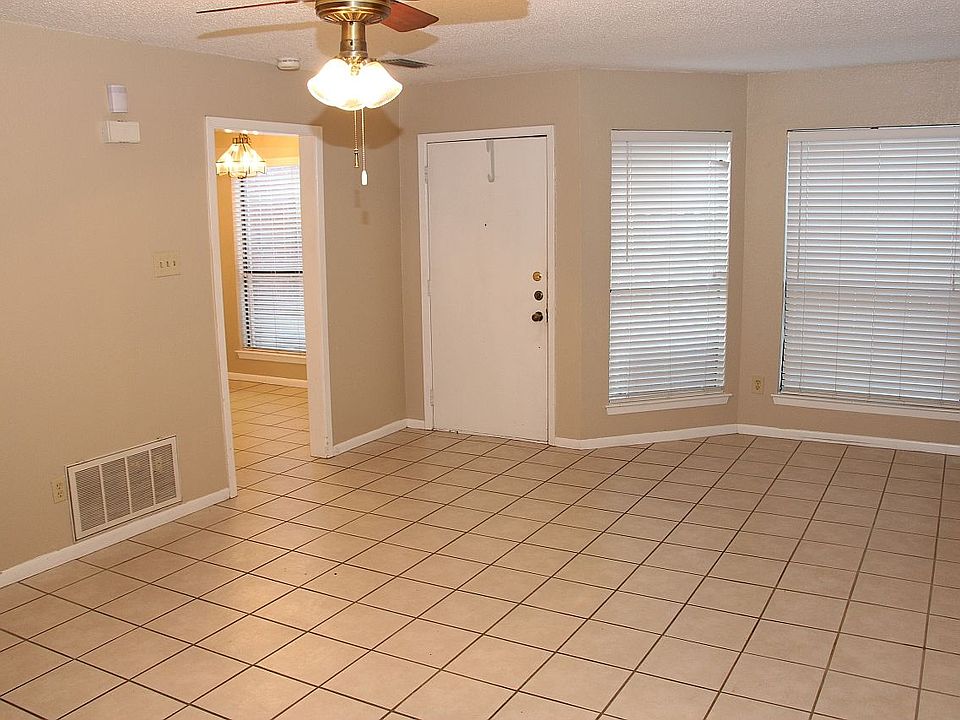 Dining room at left doorway