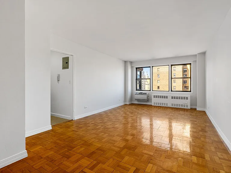 200 E 15th St #14J — Photo 1