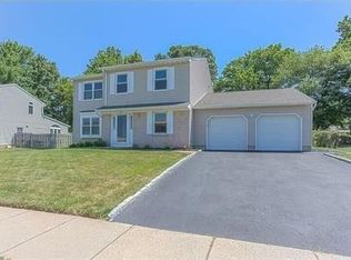 4 Bennington Dr, Edison, NJ 08820