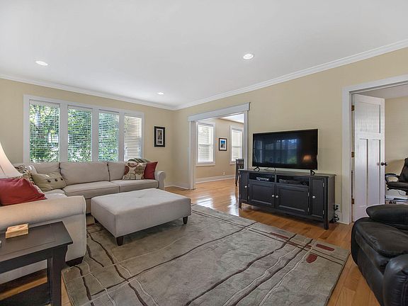 5th image of 240 W 10th St