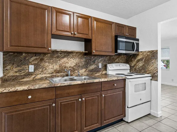 751 Hummingbird Way APT 1, North Palm Beach, FL 33408
