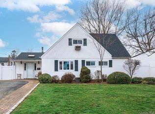 24 Glow Lane, Hicksville, NY 11801