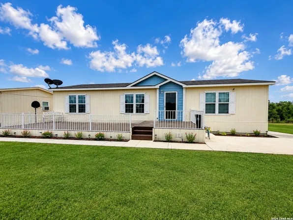 156 County Road 7752, Devine, TX 78016