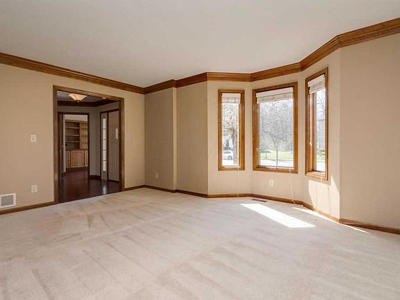 4th image of 186 Briarbend Blvd